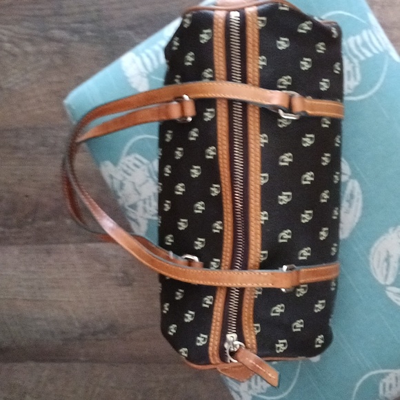 Dooney & Bourke Barrel Bag ❤️❤️❤️ - Picture 2 of 16